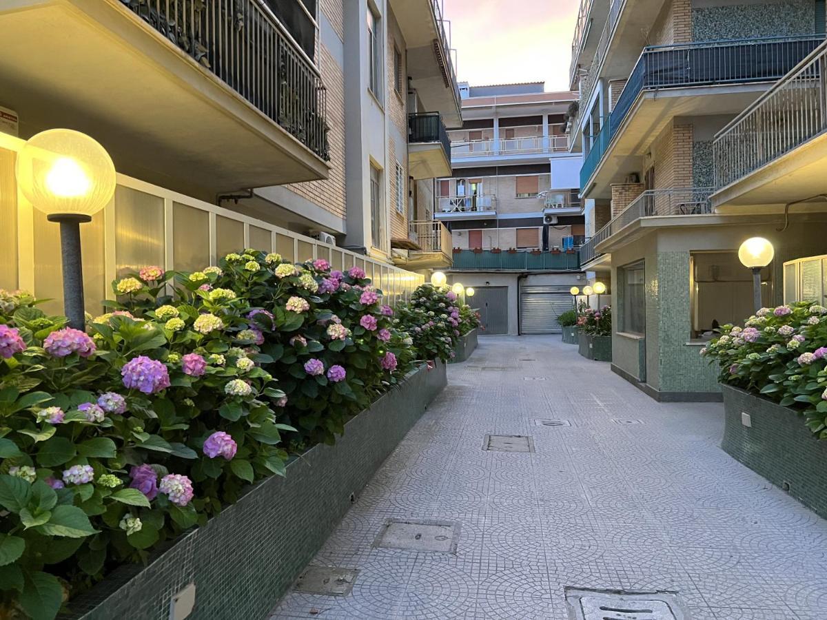 Lotus - Appartamento Sul Mare A Ostia Con Giardino Relax ภายนอก รูปภาพ