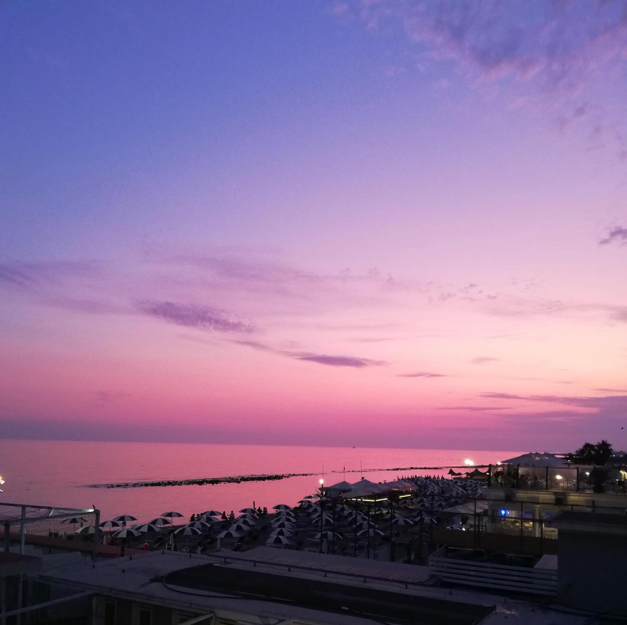 Lotus - Appartamento Sul Mare A Ostia Con Giardino Relax ภายนอก รูปภาพ